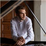 Plurilaureato e docente di Conservatorio, offre lezioni di Pianoforte